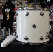 DW USA Collectors Series 16x18" Pure Maple SSC Shell With Ring's 18'' Floor Tom w/ Legs - Piano White Lacquer